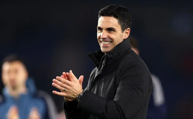 Manajer Arsenal Mikel Arteta Mengangkat Trofi Juara Premier League
