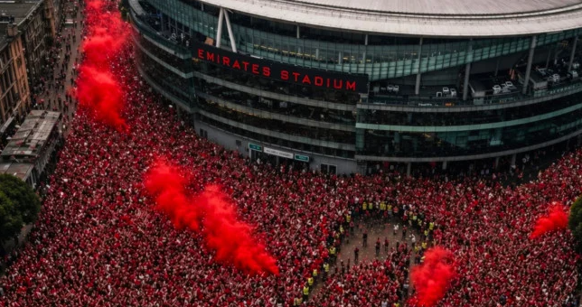 Suporter Arsenal Merayakan Gelar Juara Liga di Luar Stadion Emirates