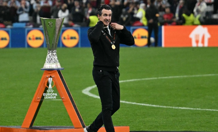 Manajer Aston Villa Unai Emery Memberikan Instruksi Taktik di Pinggir Lapangan