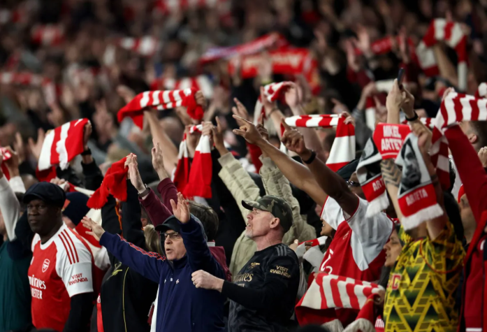 Suporter antusias memberikan dukungan menjelang laga Arsenal vs PSG
