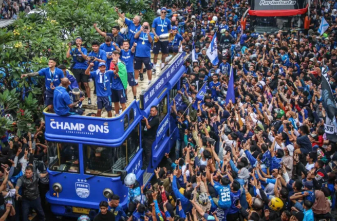 Suasana sejarah di sepanjang jalur rute konvoi Persib Bandung kota kembang