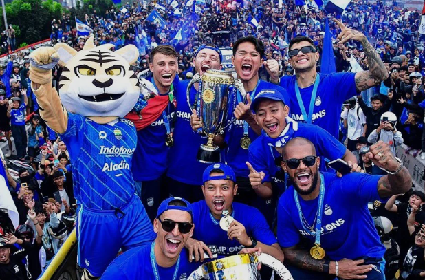 Lautan suporter Bobotoh memadati peta jalan rute konvoi Persib Bandung
